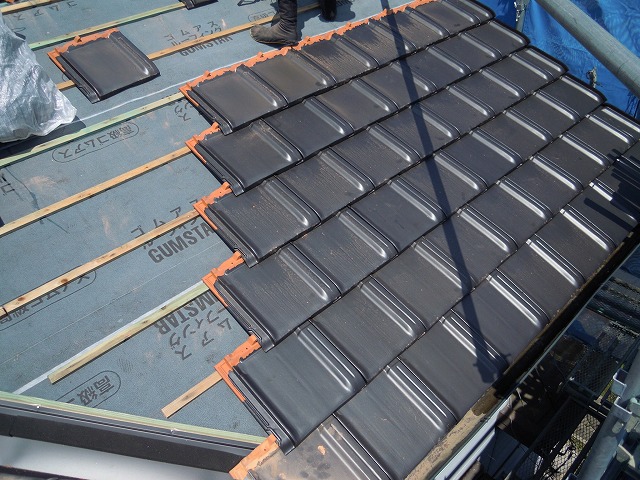 下から順番に瓦を取り付け